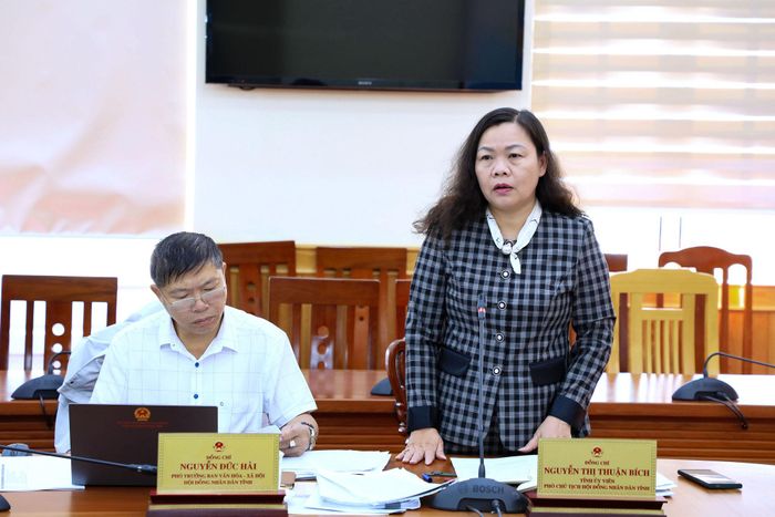 Tỉnh ủy viên, Phó Chủ tịch HĐND tỉnh Lâm Đồng Nguyễn Thị Thuận Bích nêu một số nội dung tại buổi giám sát