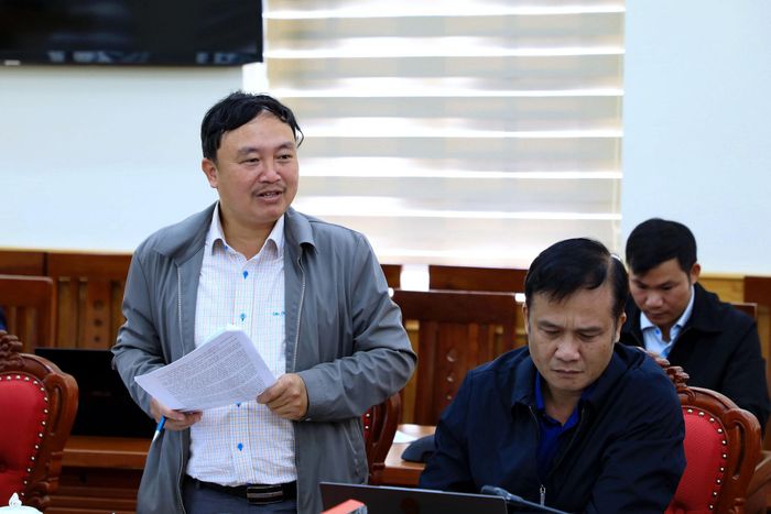 Phó Giám đốc Sở Y tế Lâm Đồng Tống Trường Ký, thành viên đoàn giám sát của HĐND tỉnh nêu một số ý kiến tại buổi làm việc