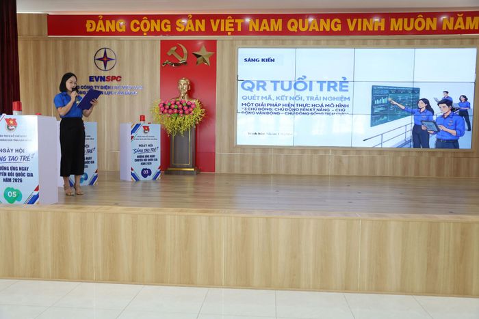 Các đội thi tham gia đề xuất ý tưởng đổi mới, sáng kiến, giải pháp ứng dụng công nghệ số trong phần thi hiến kế đổi mới