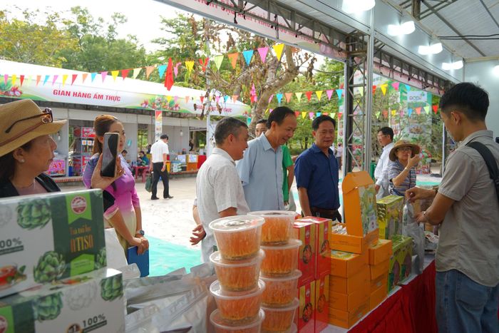 Du khách tìm hiểu sản phẩm OCOP