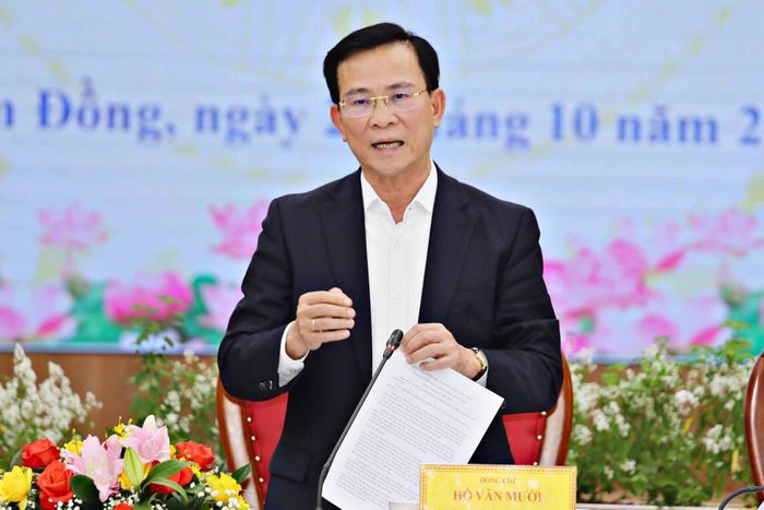 Ủy viên Ban Chấp hành Trung ương Đảng, Phó Bí thư Tỉnh ủy, Chủ tịch UBND tỉnh Hồ Văn Mười yêu cầu các địa phương đẩy nhanh tiến độ giải ngân vốn đầu tư công, góp phần đóng góp vào tăng trưởng "2 con số"
