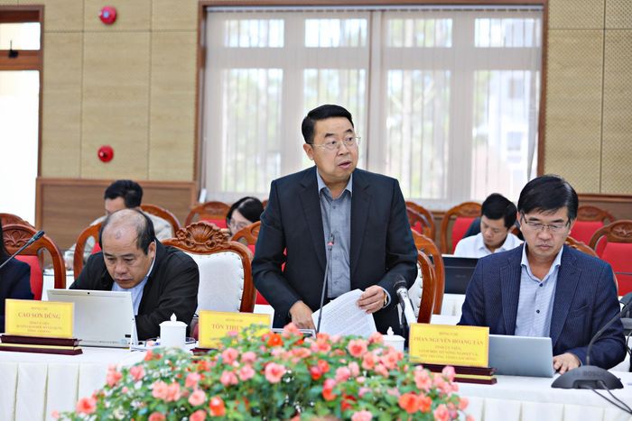 Giám đốc Sở Văn hóa Thể thao và Du lịch tỉnh Tôn Thiện San báo cáo các giải pháp phấn đấu hoàn thành chỉ tiêu của ngành 2 tháng cuối năm