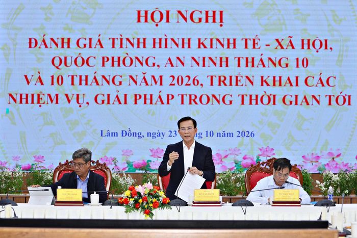 Ủy viên Ban Chấp hành Trung ương Đảng, Phó Bí thư Tỉnh ủy, Chủ tịch UBND tỉnh Hồ Văn Mười và các Phó Chủ tịch UBND tỉnh chủ trì hội nghị