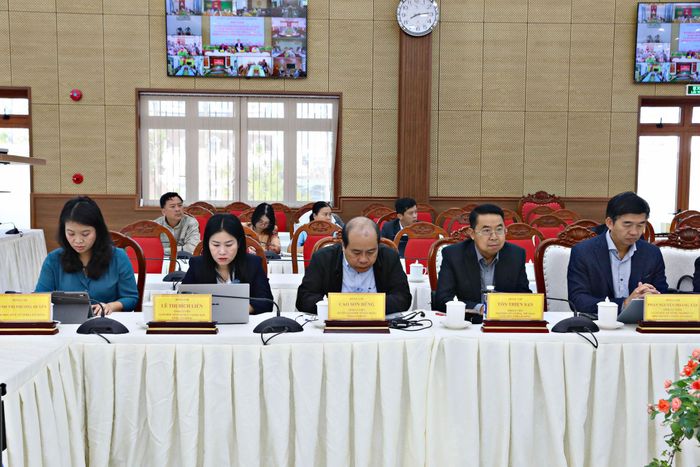 Lãnh đạo các sở, ngành dự hội nghị
