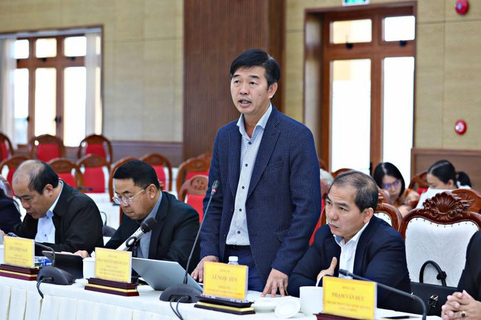 Giám đốc Sở Nông nghiệp và Môi trường Phan Nguyễn Hoàng Tân báo cáo thực hiện các giải pháp tăng thu từ đất
