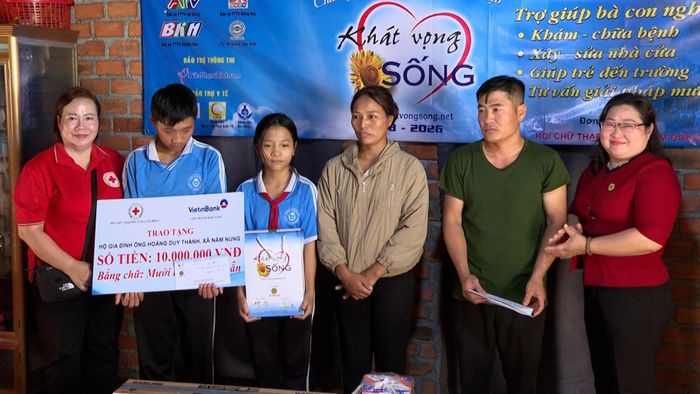 Trao kinh phí hỗ trợ cho gia đình anh Hoàng Duy Thành ở bon Jok Ju, xã Nâm Nung (Lâm Đồng)