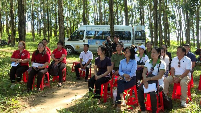 Chủ tịch Hội Chữ thập đỏ tỉnh Lâm Đồng Nguyễn Thị Chín (áo đỏ, thứ 2 bên trái qua) và lãnh đạo địa phương, doanh nghiệp, nhà hảo tâm dự buổi lễ