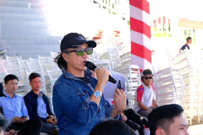 Nhạc sĩ Lê Minh Sơn chỉ đạo buổi tổng duyệt