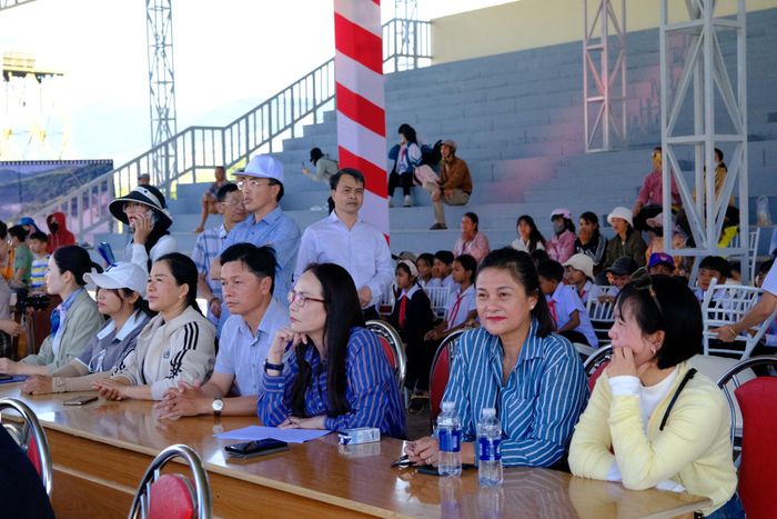 Bà Nguyễn Thị Bích Ngọc (thứ 3 từ phải sang), Phó Giám đốc Sở Văn hóa, Thể thao và Du lịch tham dự chương trình tổng duyệt 