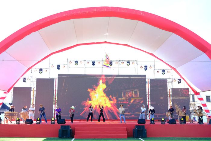 Các nghệ sĩ tham gia biểu diễn tại chương trình tổng duyệt