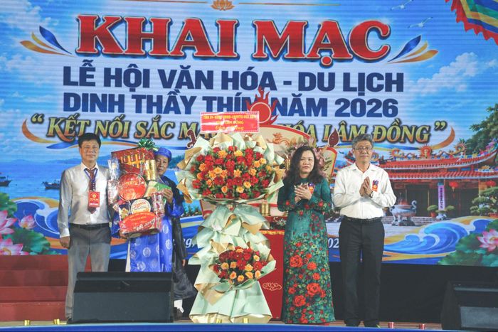 Lãnh đạo tỉnh tặng hoa chúc mừng khai mạc lễ hội