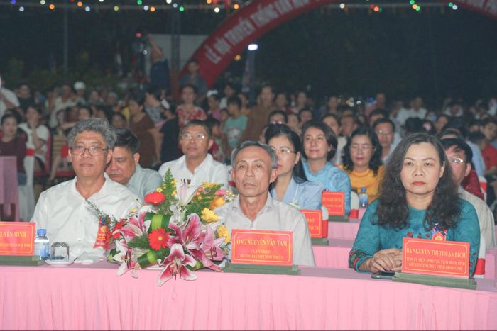 Các đồng chí lãnh đạo tỉnh Lâm Đồng tham dự lễ khai mạc: Nguyễn Văn Tám, Ủy viên Ban Thường vụ Tỉnh ủy, Trưởng ban Nội chính Tỉnh ủy (ngồi giữa); Nguyễn Thị Thuận Bích, Tỉnh ủy viên, Phó Chủ tịch HĐND tỉnh (bên phải ảnh); Nguyễn Minh, Tỉnh ủy viên, Phó Chủ tịch UBND tỉnh (bên trái ảnh)