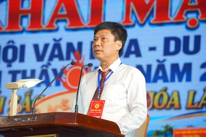 Đồng chí Lưu Xuân Trường, Chủ tịch UBND xã Tân Hải, Trưởng ban Tổ chức lễ hội phát biểu khai mạc