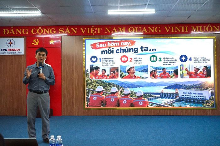 Tiến sĩ Hồ Chí Dũng truyền đạt các chuyên đề cho CBCNV công ty