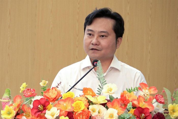 Ông Trần Sinh Toàn, Bí thư Đảng ủy xã Liên Hương phát biểu tại hội nghị