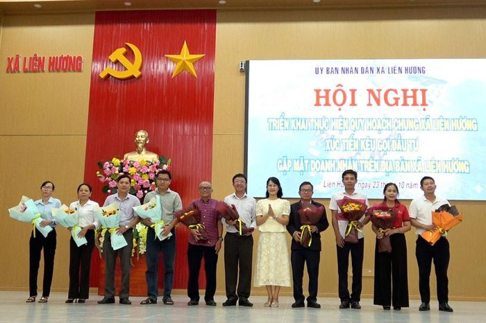 Bà Võ Thị Minh Nga, Phó Bí thư Thường trực Đảng ủy xã tặng hoa các doanh nghiệp