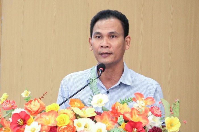 Ông Nguyễn Trường Sa, Chủ tịch UBND xã Liên Hương phát biểu khai mạc hội nghị