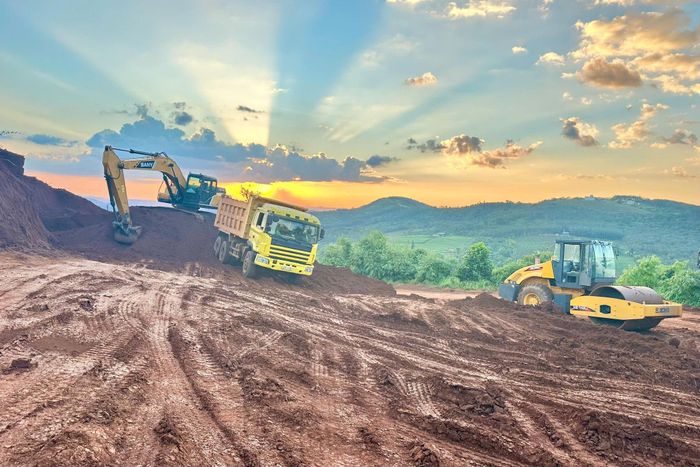 Máy móc, thiết bị được huy động thi công tuyến đường từ Quốc lộ 14 đi Tỉnh lộ 681