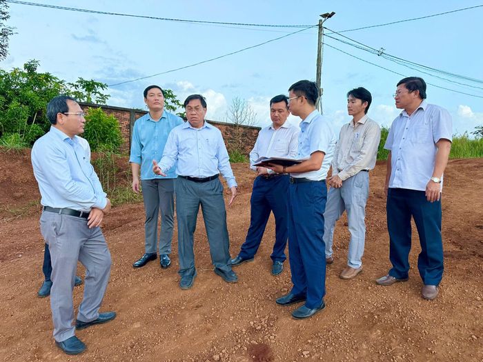 Đoàn công tác kiểm tra thực địa dự án Tỉnh lộ 681 đi Kiến Đức qua xã Nhân Cơ