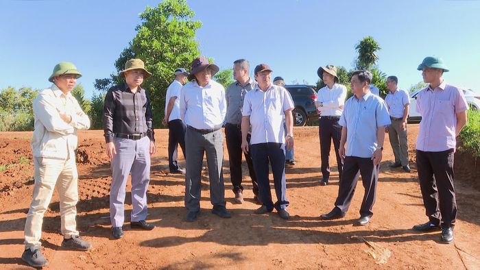Phó Chủ tịch UBND tỉnh Võ Ngọc Hiệp (thứ 3 từ trái qua) kiểm tra, yêu cầu đẩy nhanh tiến độ thi công dự án Đường Đạo Nghĩa - Quảng Khê (giai đoạn 2)
