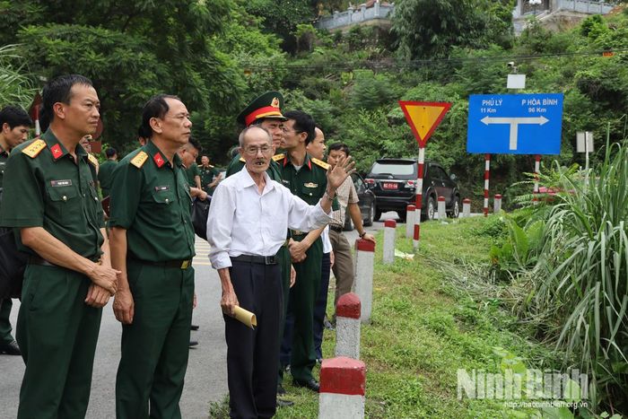 Đoàn công tác Ban Chỉ đạo 515 Quân khu 3 gặp gỡ nhân chứng cung cấp thông tin cất bốc mộ liệt sĩ tại khu vực khảo sát phường Lý Thường Kiệt.