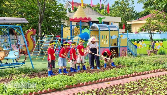 Những “bác nông dân nhỏ” Trường Mầm non Hoa Lư tìm hiểu cách trồng cây, gieo hạt tại vườn rau.