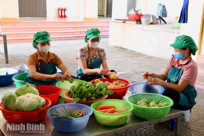 Rau sau thu hoạch được Trường Mầm non Liêm Tuyền sử dụng để bổ sung thực phẩm cho bữa ăn bán trú tại các phân hiệu, điểm trường.