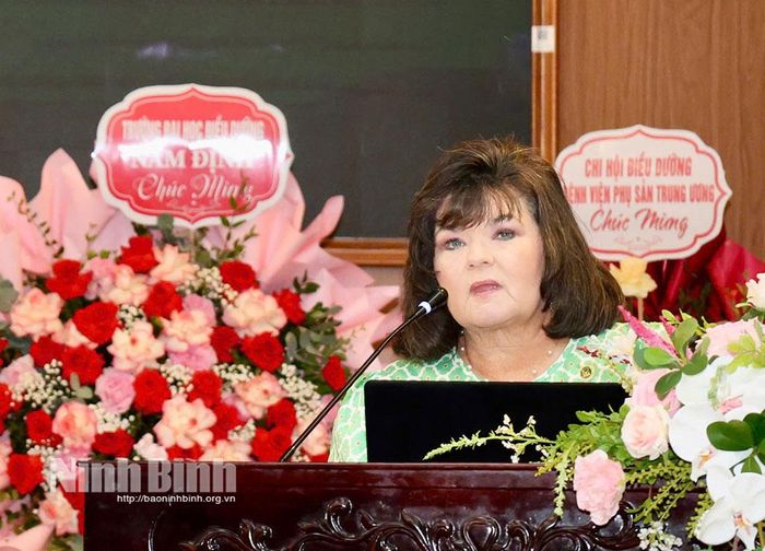 Tiến sĩ Renee Jones, Đại học Baylor (Hoa Kỳ) trình bày chuyên đề tại hội thảo.