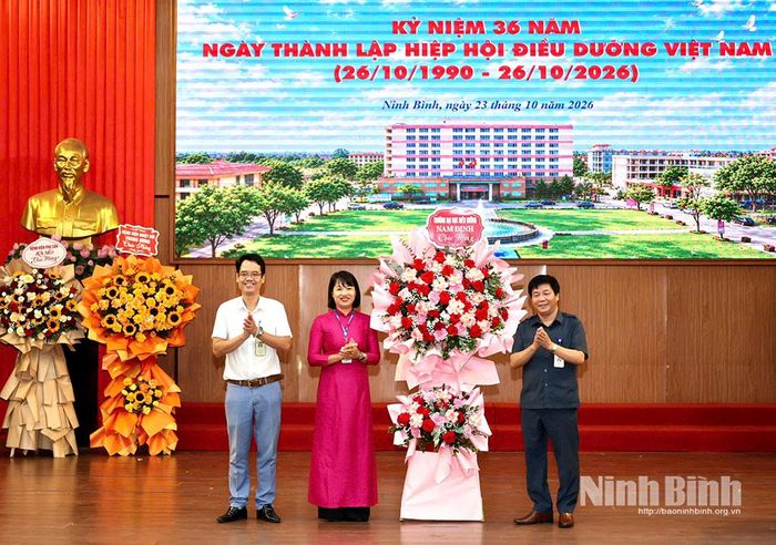 Tiến sĩ, Bác sĩ Trương Tuấn Anh, Hiệu trưởng Trường Đại học Điều dưỡng Nam Định tặng hoa chúc mừng Chi hội Điều dưỡng nhân kỷ niệm 36 năm thành lập Hiệp hội Điều dưỡng Việt Nam.