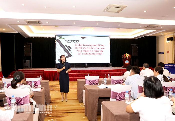 Tiến sĩ Nguyễn Thị Thanh, Giảng viên chính Học viện Hành chính và quản trị công truyền đạt Chuyên đề tại hội nghị tập huấn.