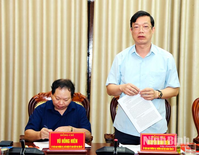 Đồng chí Nguyễn Minh Tiến, Ủy viên Ban Thường vụ Tỉnh ủy, Trưởng Ban Nội chính Tỉnh uỷ phát biểu tại hội nghị.