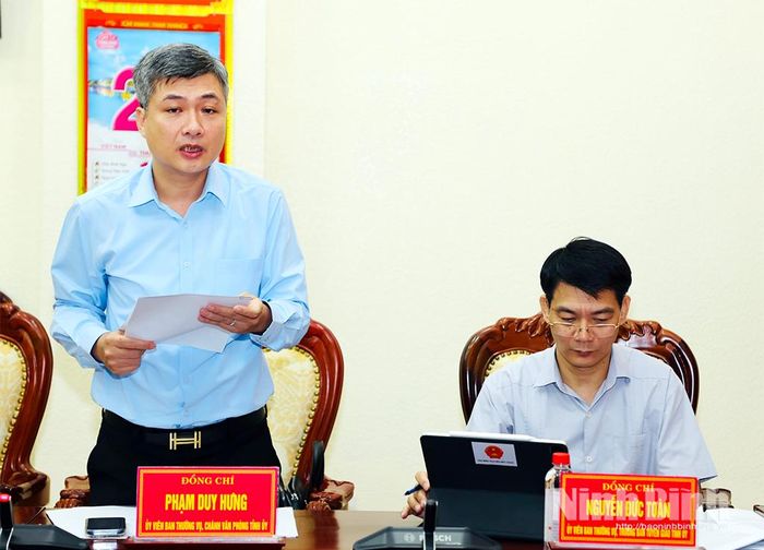 Đồng chí Phạm Duy Hưng, Uỷ viên Ban Thường vụ Tỉnh ủy, Chánh Văn phòng Tỉnh uỷ phát biểu tại hội nghị.