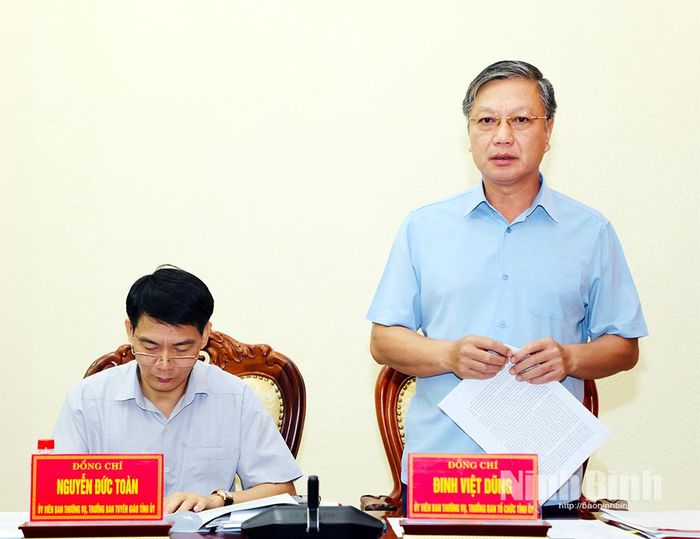 Đồng chí Đinh Việt Dũng, Ủy viên Ban Thường vụ Tỉnh ủy, Trưởng Ban Tổ chức Tỉnh ủy phát biểu tại hội nghị.