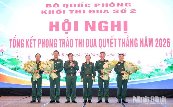 Đồng chí Trung tướng Nguyễn Đức Hưng, Ủy viên Trung ương Đảng, Chính ủy Quân khu 3 và đồng chí Trung tướng Lương Văn Kiểm, Tư lệnh Quân khu 3 tặng hoa chúc mừng các đồng chí được bổ nhiệm chức vụ và thăng quân hàm.