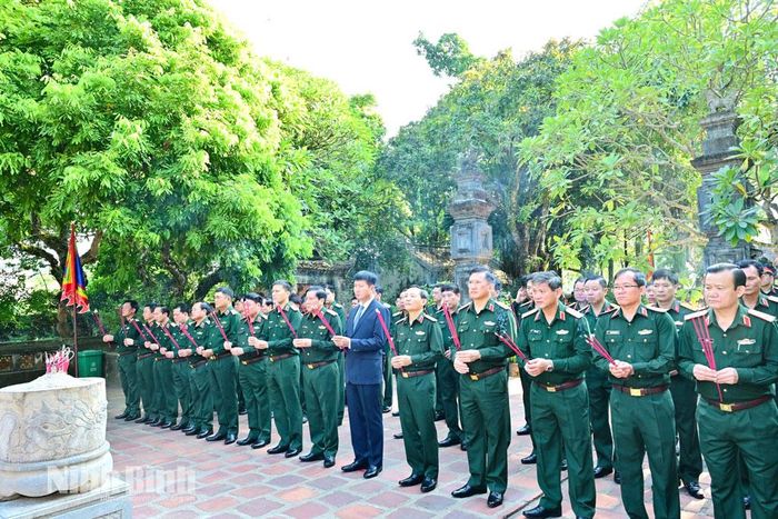 Đồng chí Bí thư Tỉnh ủy Trần Huy Tuấn và các đại biểu dâng hương tại Đền thờ Vua Lê Đại Hành.