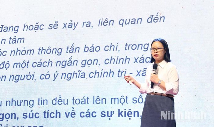 Đồng chí Đinh Thị Ngọc, Phó Trưởng phòng Báo Điện tử - Nội dung số (Báo và phát thanh, truyền hình Ninh Bình) trình bày chuyên đề Kỹ năng viết tin, bài tuyên truyền trên báo và các nền tảng số.