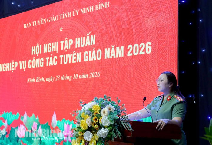 Đồng chí Thượng tá Nguyễn Thị Huệ, Phó Trưởng phòng An ninh đối ngoại (Công an tỉnh Ninh Bình) trình bày chuyên đề.