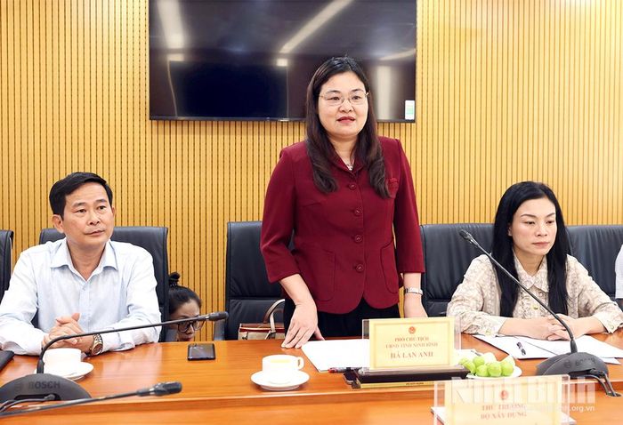 Đồng chí Hà Lan Anh, Tỉnh ủy viên, Phó Chủ tịch UBND tỉnh phát biểu tại hội nghị.