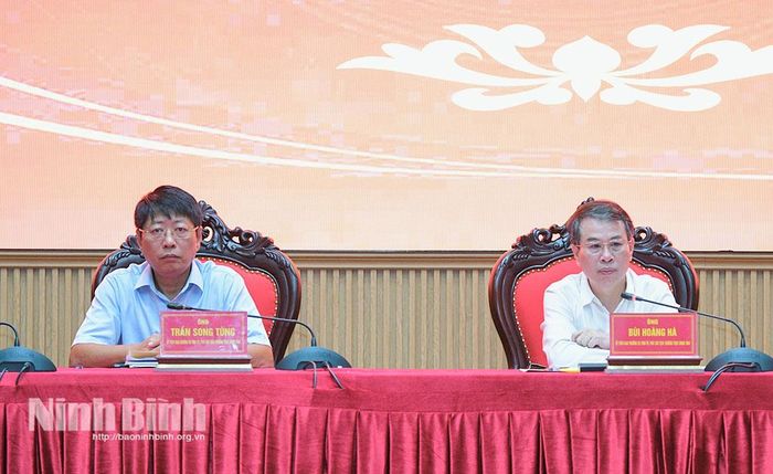 Các đồng chí chủ trì hội nghị.