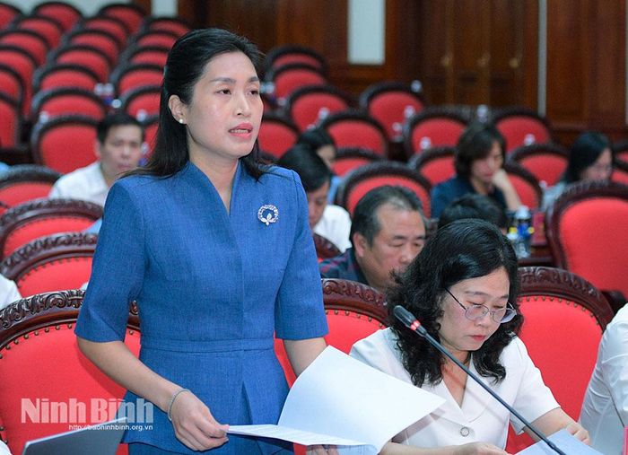 Đồng chí Nguyễn Thị Nhung, Tỉnh ủy viên, Trưởng Ban Kinh tế - Ngân sách HĐND tỉnh phát biểu tại hội nghị.