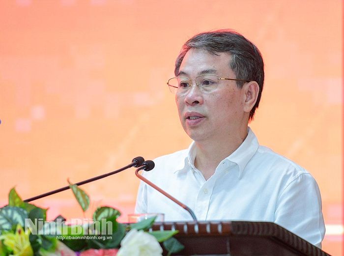 Đồng chí Bùi Hoàng Hà, Ủy viên Ban Thường vụ Tỉnh ủy, Phó Chủ tịch Thường trực HĐND tỉnh phát biểu tại hội nghị.