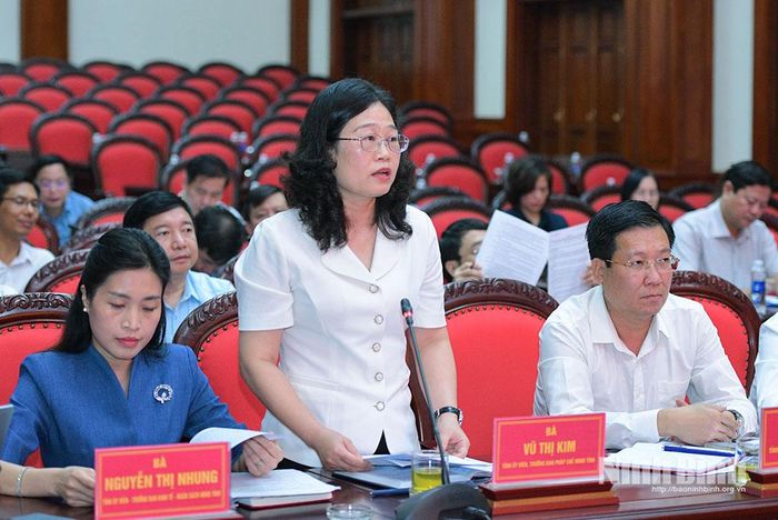 Đồng chí Vũ Thị Kim, Tỉnh ủy viên, Trưởng Ban Pháp chế HĐND tỉnh phát biểu tại hội nghị.
