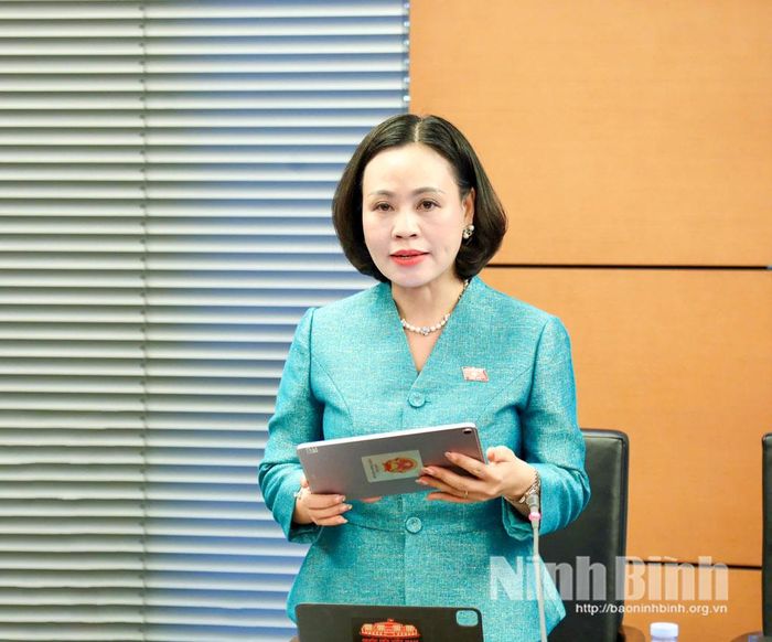 Đại biểu Trần Thị Hồng Thanh, Tỉnh ủy viên, Phó Trưởng Đoàn chuyên trách Đoàn ĐBQH tỉnh Ninh Bình phát biểu thảo luận.