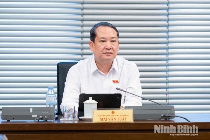 Đồng chí Mai Văn Tuất, Phó Bí thư Tỉnh ủy, Trưởng Đoàn ĐBQH tỉnh Ninh Bình điều hành phiên thảo luận.