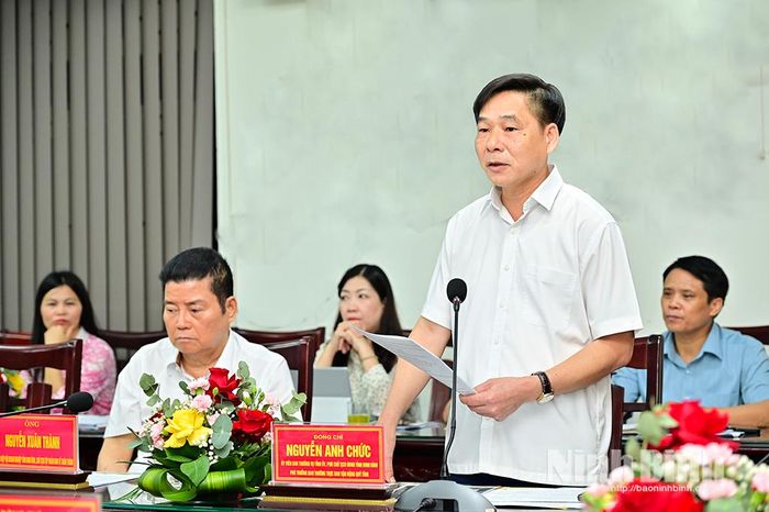 Đồng chí Nguyễn Anh Chức, Ủy viên Ban Thường vụ Tỉnh ủy, Phó Chủ tịch UBND tỉnh, Phó Trưởng Ban Thường trực Ban vận động Quỹ “An sinh xã hội” tỉnh phát biểu ý kiến tại Hội nghị.
