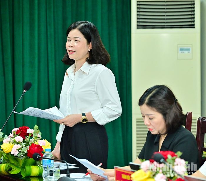 Đồng chí Phạm Thị Thu Hằng, Ủy viên Ban Thường vụ Tỉnh ủy, Giám đốc Báo và phát thanh, truyền hình Ninh Bình phát biểu ý kiến tại Hội nghị.