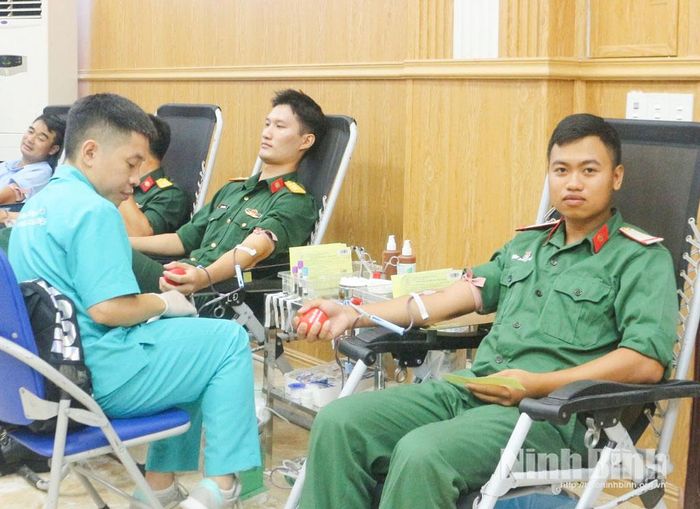 Cán bộ, chiến sĩ lực lượng vũ trang tỉnh và người dân tham gia chương trình hiến máu tình nguyện.