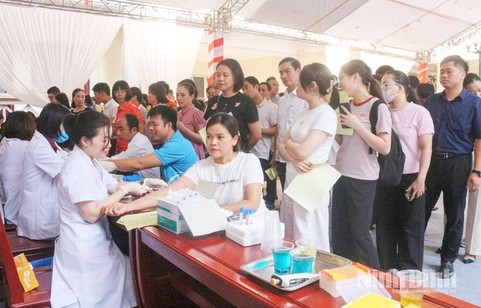 Các tình nguyện viên tham gia hiến máu được khám sàng lọc.