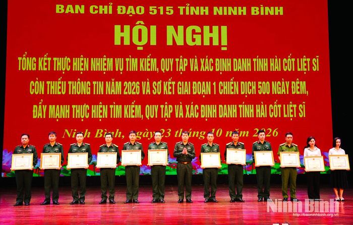 Đồng chí Vũ Trọng Thoan, Chính ủy, Phó Trưởng ban Thường trực Ban Chỉ đạo 515 tỉnh trao Bằng khen của UBND tỉnh cho các cá nhân có thành tích.