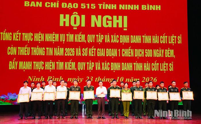 Lãnh đạo Sở Nội vụ trao Bằng khen của UBND tỉnh cho các cá nhân có thành tích.